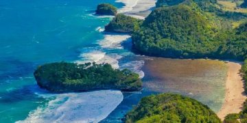 Pantai Teluk Asmara via instagram.com @mastique87