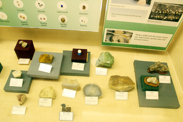 Salah satu sudut Museum Geologi yang menyajikan beraneka jenis kristal dari alam