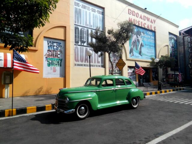 Zona Broadway dibuat mirip seperti di Hollywood lengkap dengan jalan, bangunan dan mobil tua via Google Maps @Saputra-NP