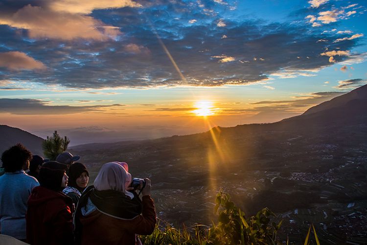 Matahari terbit dilihat dari puncak Gunung Andong. (10 03 2019)(Kompas.com Anggara Wikan Prasetya)