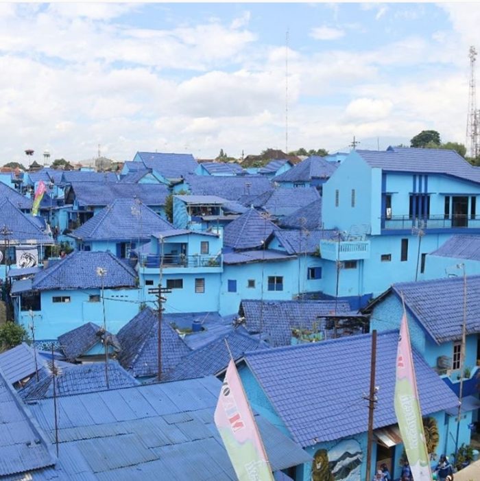 Ada sekitar 500 rumah di sini dan semua dicat biru via Instagra.com @yuniarfirmansyah11