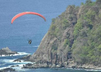 Mencoba Keseruan Paralayang di Pantai Modangan @disparbudkabmalang