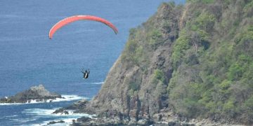 Mencoba Keseruan Paralayang di Pantai Modangan @disparbudkabmalang