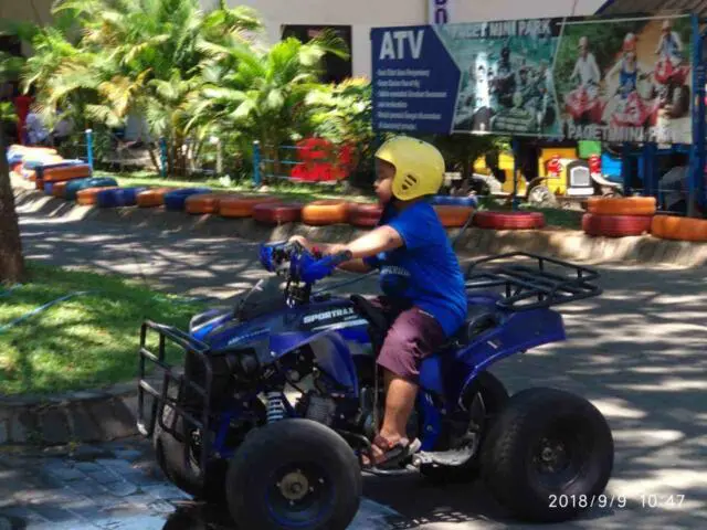 Mencoba Mengendarai ATV di sirkuit khusus bisa dilakukan di taman rekreasi via gmap @tsaqibul chibba