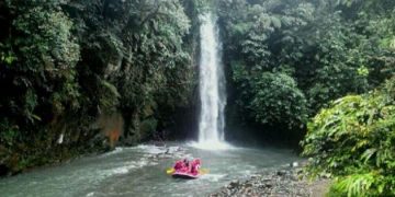 Mencoba Sensasi Arung Jeram