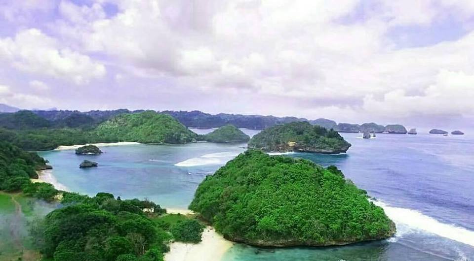 Menikmati Keindahan Deretan Pulau Bak Raja Ampat