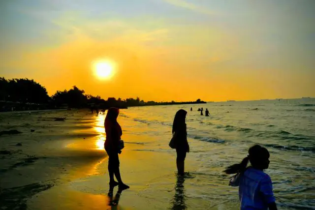 Menikmati Momen Sunset di Pantai Dalegan Gresik Foto by Google Maps @SHOTER CAM