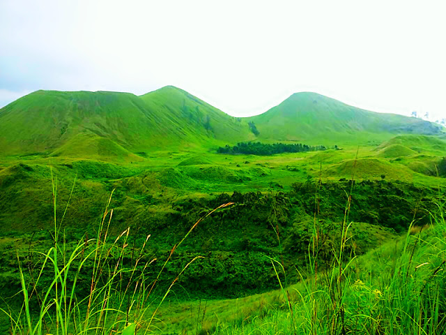 Perbukitan hijau Kawah Wurung via Ijentamansaricom