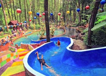 Prosotan di Kolam Renang di Srambang Park Ngawi