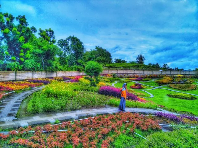 Berjalan-jalan santai menikmati taman luas berisi aneka ragam tanaman dan bunga berwarna-warni via GoogleMaps @Riyan Syafitrah