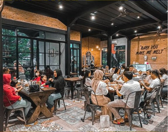 34 Cafe Tempat Nongkrong di Blitar Paling Hits & Kekinian Banget!