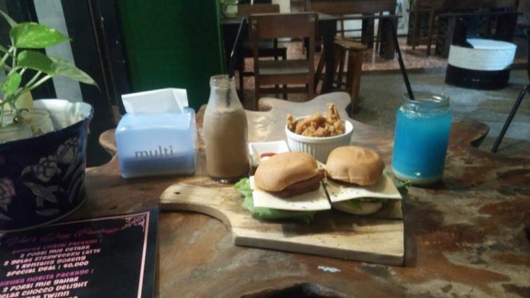 Cafe Kayu Manis - Tempat Nongkrong di Sidoarjo