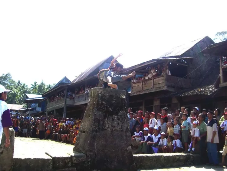 Festival Lombat Batu di Nias via Wikipedia - Festival Budaya di Indonesia