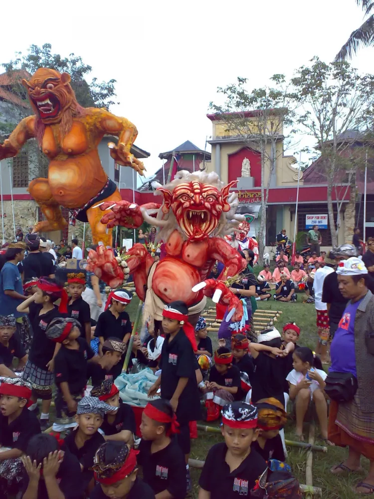 Festival Ogoh-Ogoh di Bali via Wikipedia - Festival Budaya di Indonesia