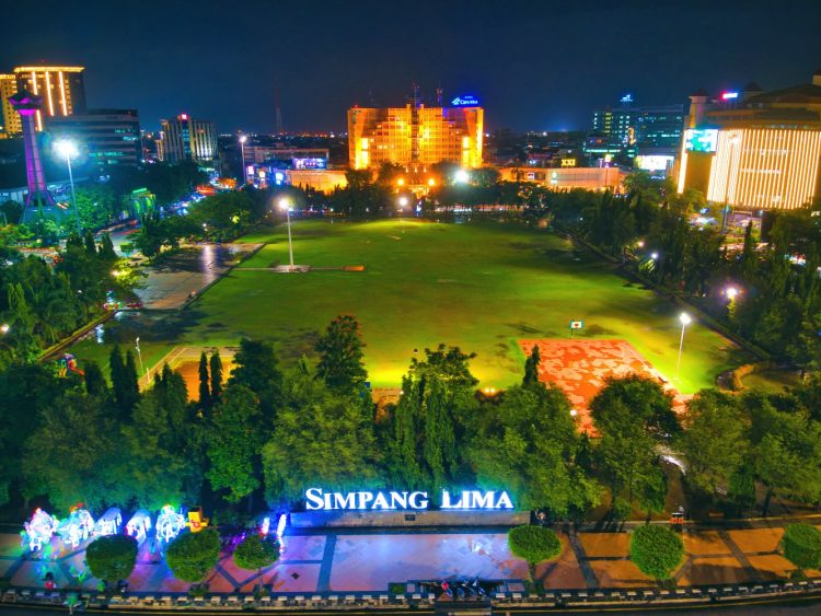 Lapangan Simpang Lima Semarang