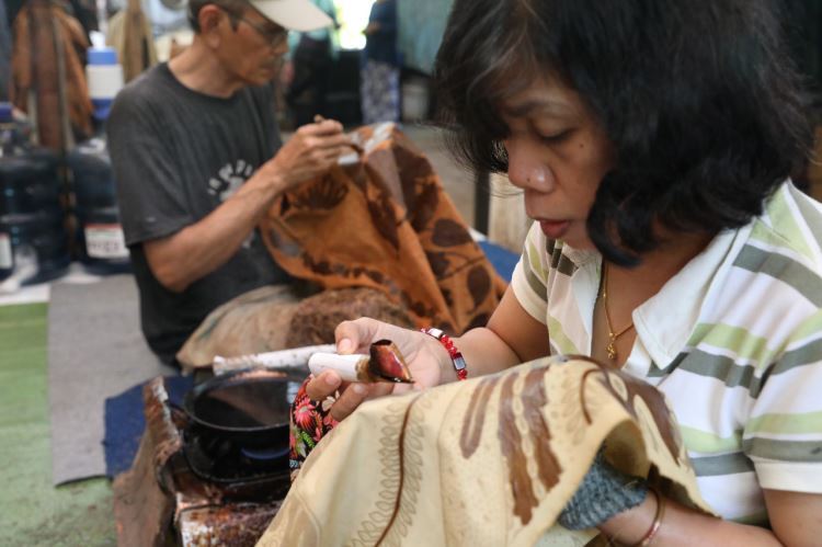 Melihat Proses Pembuatan Batik