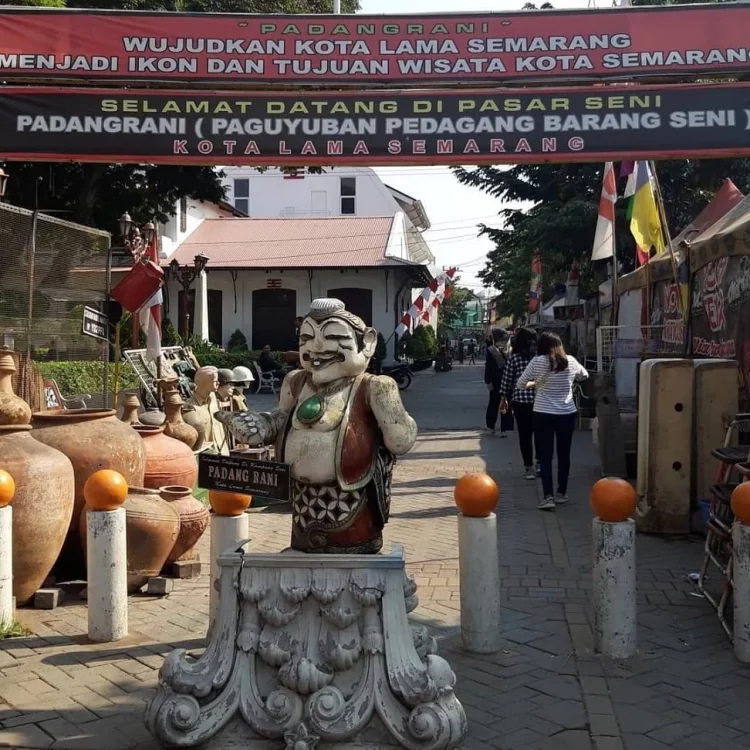 Pasar Seni Kota Lama via Instagram.com @meerahmi88 - 12 Tempat Belanja di Semarang Populer & Ikonik, Wajib Dikunjungi