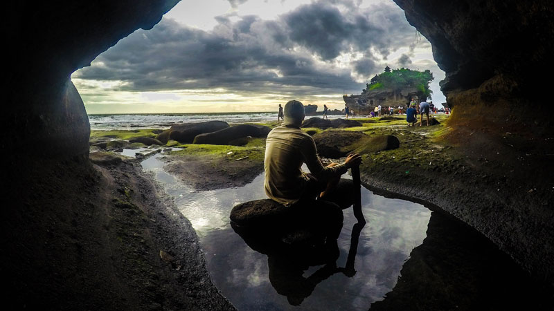 Pemandangan Kawasan Pura Sore Hari – Photo by Casey Schackow