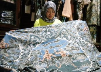 Perajin batik, Zalzilah menunjukkan koleksi batik yang dibuat dengan warna alam asli Kampung Malon motif Legenda. (Vedyana Ardyansah ayosemarang.com)