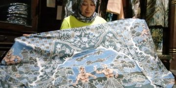 Perajin batik, Zalzilah menunjukkan koleksi batik yang dibuat dengan warna alam asli Kampung Malon motif Legenda. (Vedyana Ardyansah ayosemarang.com)
