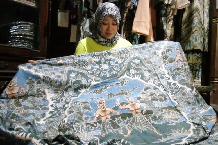 Perajin batik, Zalzilah menunjukkan koleksi batik yang dibuat dengan warna alam asli Kampung Malon motif Legenda. (Vedyana Ardyansah ayosemarang.com)