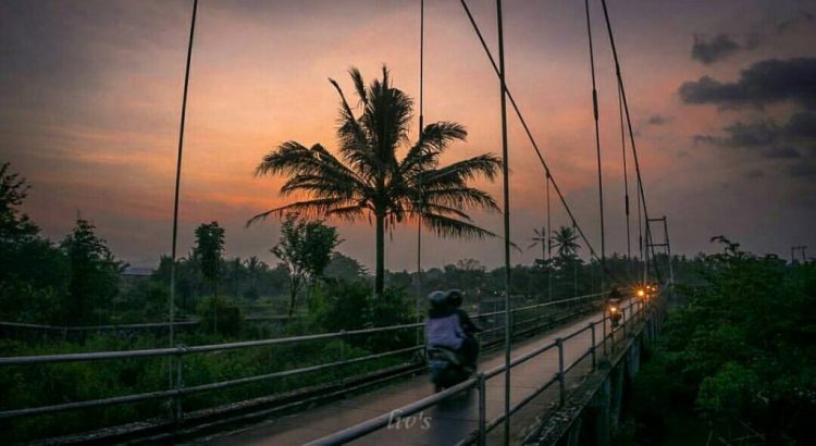 Jembatan Gantung Srowol via Instagram.com @livyah08