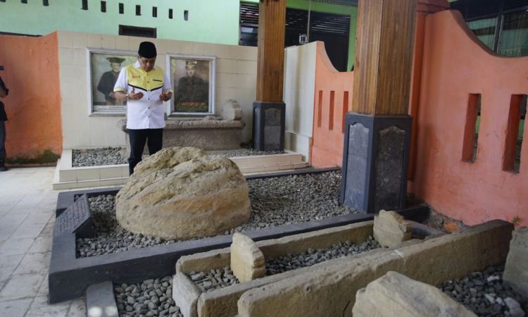 Makam Pahlawan Nasional La Maddukulleng via Fajar - Tempat Wisata di Wajo