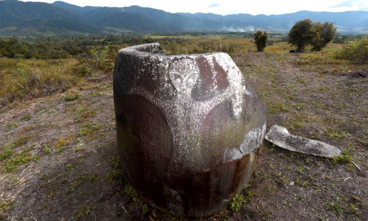 Megalitik Stone via Mongabay - tempat wisata di poso