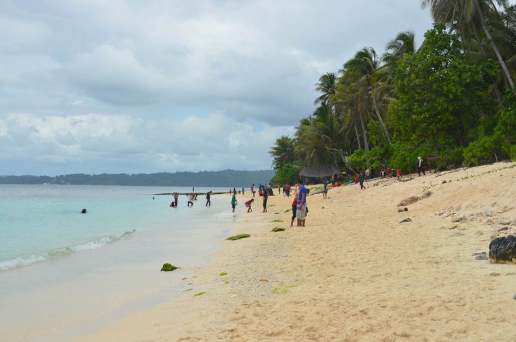 Pantai Indah Salakan via mongotrip - tempat wisata Banggai Kepulauan