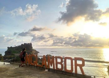 Selayang Pandang Pantai Nglambor