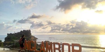 Selayang Pandang Pantai Nglambor