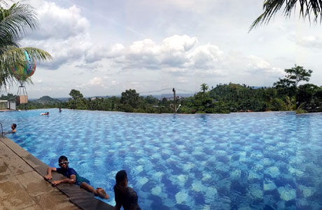 Fasilitas kolam renang Bukit Mas Cottage & Resto Lampung (google: Revita A. Rizky)