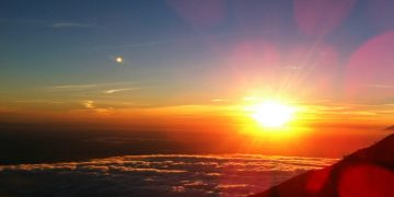 Golden Sunrise di Gunung Merbabu via Indonesia Kaya