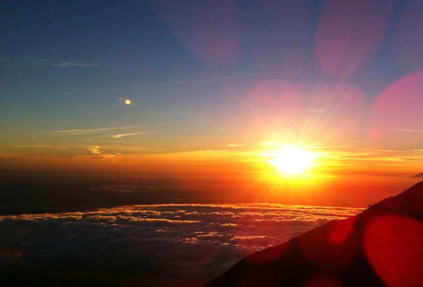 Golden Sunrise di Gunung Merbabu via Indonesia Kaya