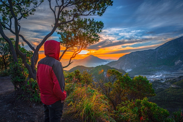 Gunung Papandayan, Harga Tiket, Fasilitas, Daya Tarik, Aktivitas Seru!