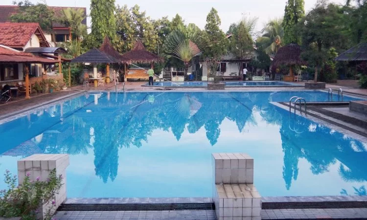 Kolam Renang Hotel Intan Purwakarta via Mapio