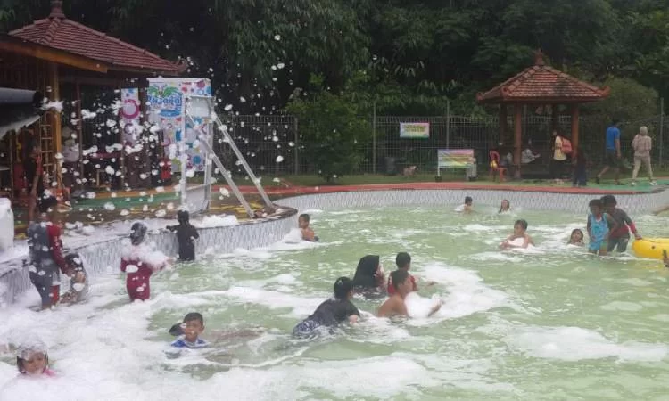 Kolam Renang Pusaka Waterpark via Inijabar