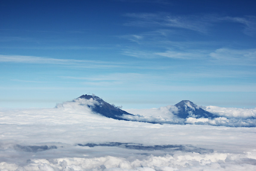 Pemandangan Gunung Sumbing Sindoro diselimuti lautan awan via Indonesia Kaya