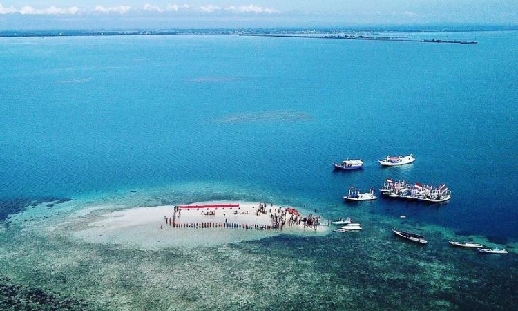 Pulau Tangkulara via Instagram.com @drone_bone_