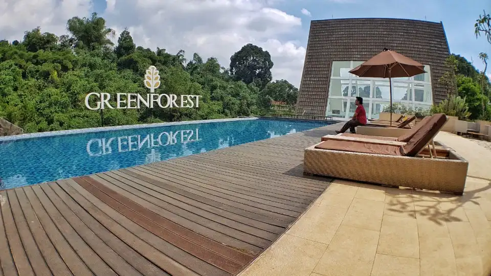 Kolam Renang Green Forest Resort 
