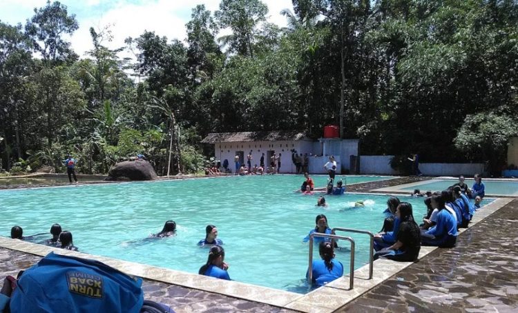Kolam renang Tirta Abirawa Badar Batang