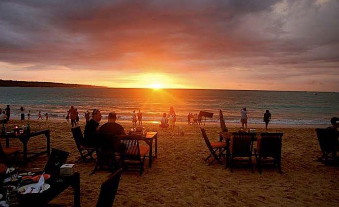 Pantai Jimbaran 23 Tempat Wisata Malam di Bali Terbaik & Terfavorit Wisatawan