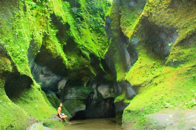 Tebing hijau dan gua kecil di Undisan, Bangli via Instagram.com @swasnabawa_