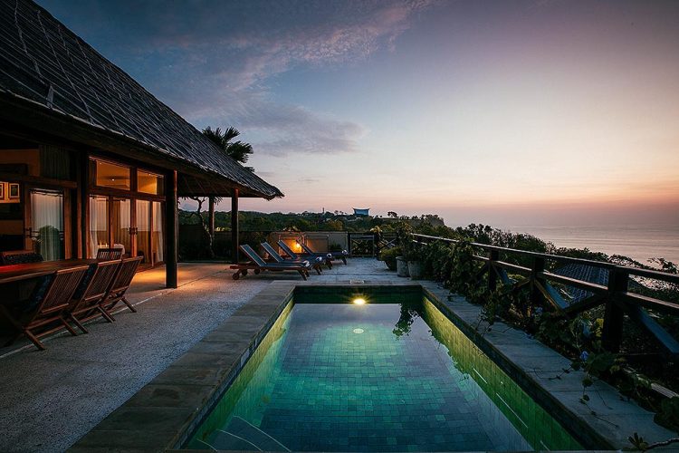 Uluwatu Surf Villa 23 Tempat Wisata Malam di Bali Terbaik & Terfavorit Wisatawan