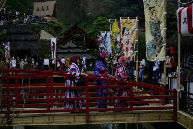 Berfoto dan berkeliling menggunakan kimono di area Jepang via Google Maps pakdhe Notro