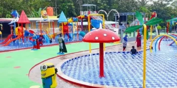Kolam untuk anak kecil dengan arena playground papan seluncur dan ember tumpah via Google Maps Dolphin Tugu Waterpark