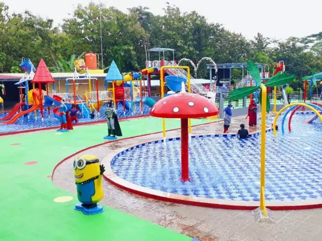 Kolam untuk anak kecil dengan arena playground papan seluncur dan ember tumpah via Google Maps Dolphin Tugu Waterpark