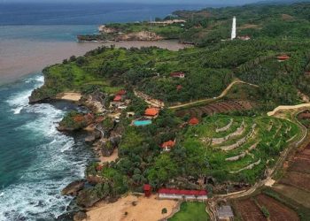 View Kiendahan Pantai Ngrawe dari Ketinggian via Instagram.com @dhian_hardjodisastro