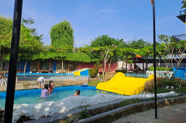 Kolam Renang Dino Waterpark yoga pratama