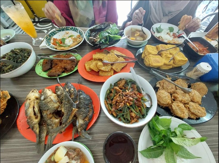 Rumah Makan Simpang Rawi Kus Ambarwati